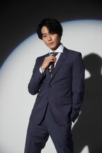 「猪野広樹カレンダー2022.4-2023.3」収録カット