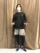 本人は語っていませんが、上がパタゴニア、下がナイキです。スポーティな着こなしでダブルピース。