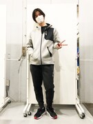 本人はさらっと紹介しているけれど、ニューバランスのセットアップです。シューズの赤が差し色に。