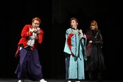 シン る・ひま オリジナ・る ミュージカ・る「明治座で逆風に帆を張・る!!」より。