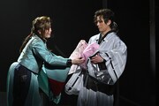 シン る・ひま オリジナ・る ミュージカ・る「明治座で逆風に帆を張・る!!」より。