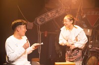 2人乗り芝居 vol.2「トビウオ人間vs形の無い何か」より。（撮影：曳野若菜）