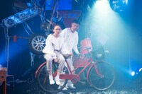 2人乗り芝居 vol.2「トビウオ人間vs形の無い何か」より。（撮影：曳野若菜）