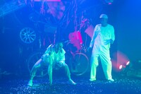 2人乗り芝居 vol.2「トビウオ人間vs形の無い何か」より。（撮影：曳野若菜）