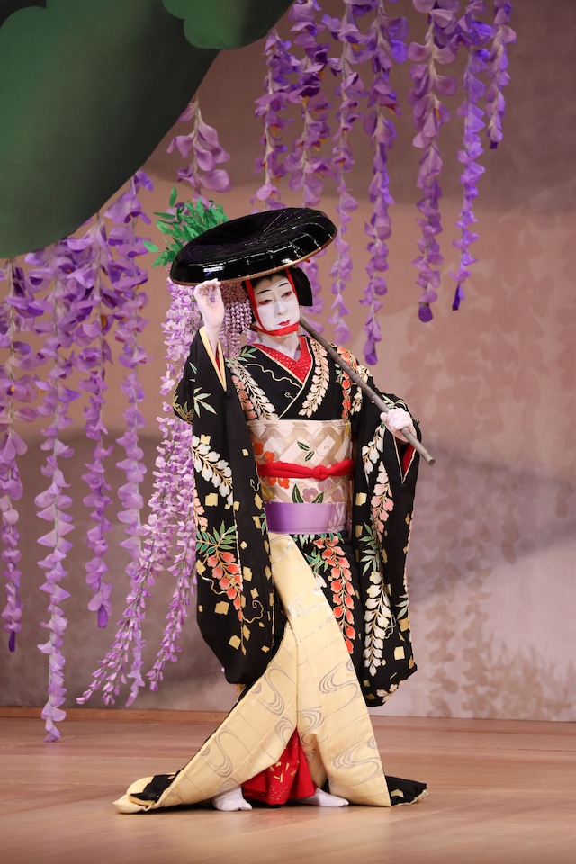 「坂東玉三郎 初春特別舞踊公演」より、「藤娘」の様子。(c)松竹