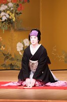「坂東玉三郎 初春特別舞踊公演」より、「お年賀 口上」の様子。(c)松竹