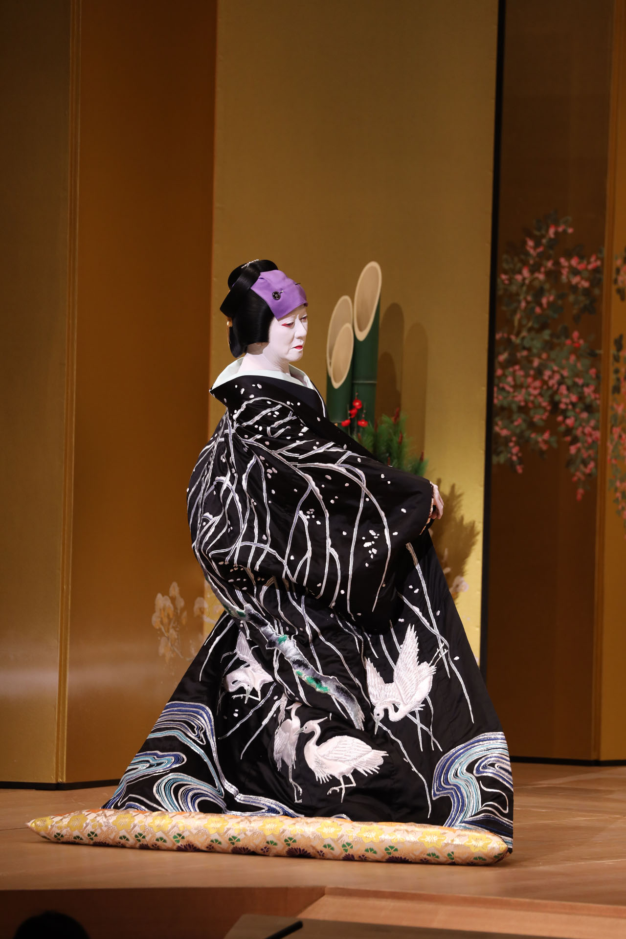 「坂東玉三郎 初春特別舞踊公演」より、「お年賀 口上」の様子。(c)松竹