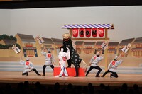 「坂東玉三郎 初春特別舞踊公演」より、「お祭り」の様子。(c)松竹