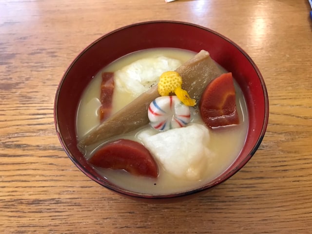 関西ふうの白味噌！ 手毬麩がかわいらしい。