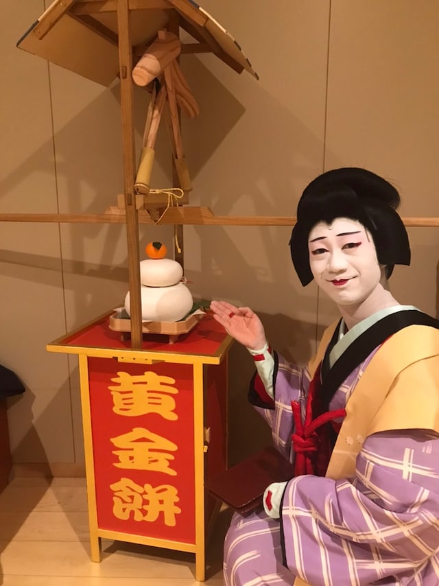 「艪清の夢」お臼に扮した姿でパシャリ。鏡餅で新年をお祝い。