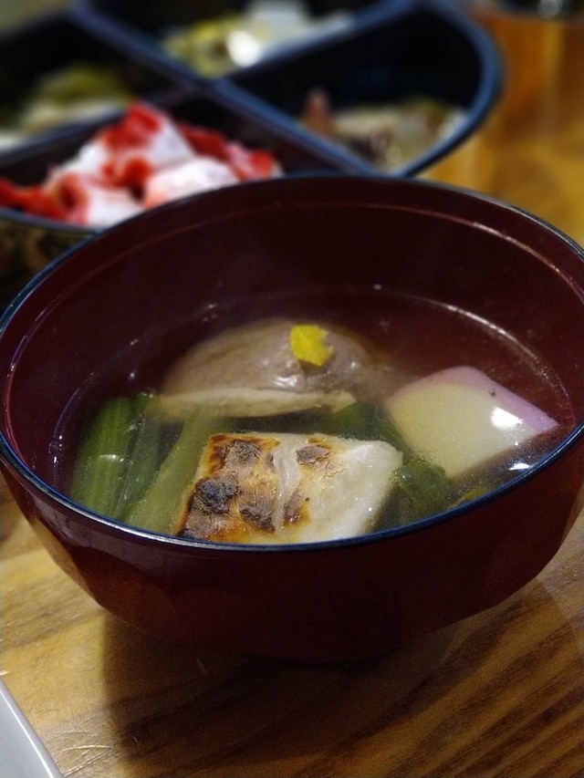 透き通ったおだしが何とも美味しそう。お代わり前提の、そのワケは……。