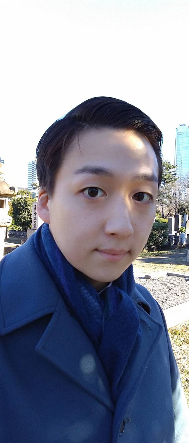 冬空の下、ネイビーのマフラーとコートが映える1枚。