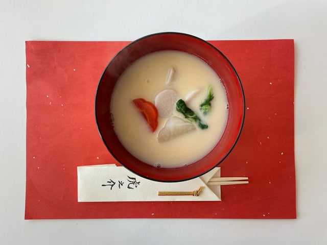 大阪らしい、白味噌のお雑煮。ほのかに立つ湯気が食欲をそそります。