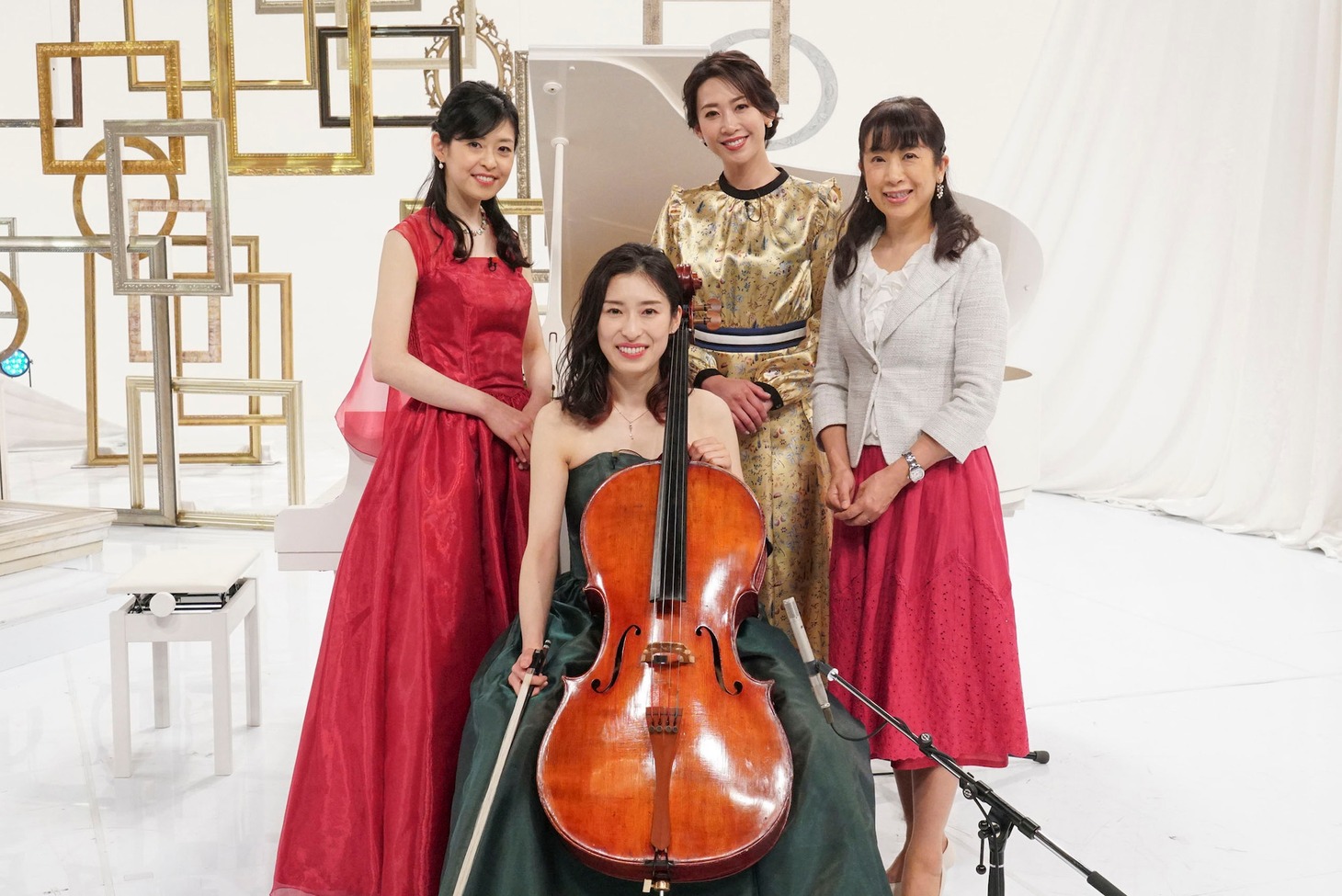 左から林そよか、林はるか、龍真咲、関純子（カンテレアナウンサー）。
