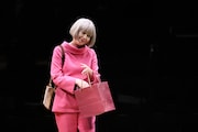 シス・カンパニー公演「ミネオラ・ツインズ~六場、四つの夢、(最低)六つのウィッグからなるコメディ~」より。(撮影:宮川舞子)