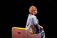 シス・カンパニー公演「ミネオラ・ツインズ～六場、四つの夢、（最低）六つのウィッグからなるコメディ～」より。（撮影：宮川舞子）