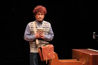 シス・カンパニー公演「ミネオラ・ツインズ～六場、四つの夢、（最低）六つのウィッグからなるコメディ～」より。（撮影：宮川舞子）