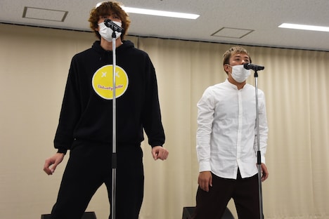 左から東啓介、藤岡正明。