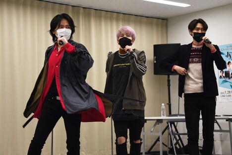 左から中川晃教、花村想太、山野靖博。