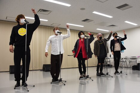 左から東啓介、藤岡正明、中川晃教、花村想太、山野靖博。