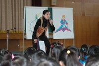 土居が行った小学校公演の様子。（写真提供：プランニング・クレア）