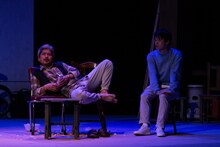 モダンスイマーズ「だからビリーは東京で」より。（撮影：松尾祥磨）