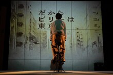 モダンスイマーズ「だからビリーは東京で」より。（撮影：松尾祥磨）