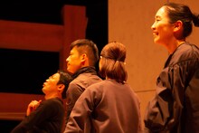 モダンスイマーズ「だからビリーは東京で」より。（撮影：松尾祥磨）