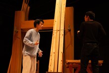 モダンスイマーズ「だからビリーは東京で」より。（撮影：松尾祥磨）