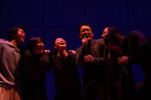 モダンスイマーズ「だからビリーは東京で」より。（撮影：松尾祥磨）