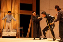 モダンスイマーズ「だからビリーは東京で」より。（撮影：松尾祥磨）