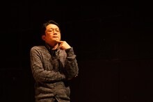 モダンスイマーズ「だからビリーは東京で」より。（撮影：松尾祥磨）