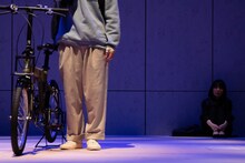 モダンスイマーズ「だからビリーは東京で」より。（撮影：松尾祥磨）