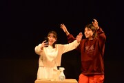 「旗揚げ十周年記念公演 其のいち 中野坂上デーモンズ 第20回 『死んだと思う』」より。（撮影：柴田鷹雄）