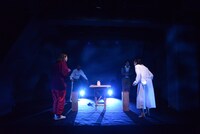 「旗揚げ十周年記念公演 其のいち 中野坂上デーモンズ 第20回 『死んだと思う』」より。（撮影：柴田鷹雄）