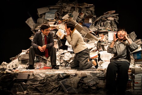 タカハ劇団 第17回公演「美談殺人」より。（撮影：塚田史香）