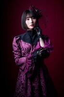 千歳ゆう扮するアメリア。