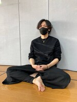 黒地にグレーのラインが入ったトップスがおしゃれ。裸足で機動力ばっちり。