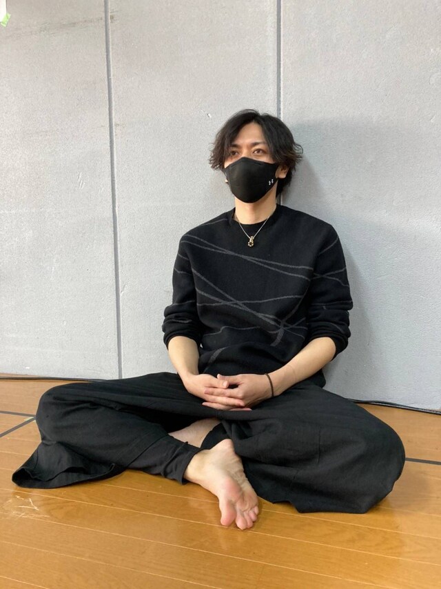 黒地にグレーのラインが入ったトップスがおしゃれ。裸足で機動力ばっちり。