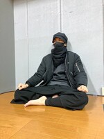 オールブラックで厚着だが、やはり裸足。