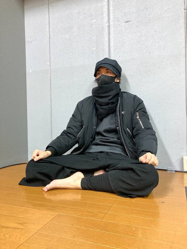 オールブラックで厚着だが、やはり裸足。