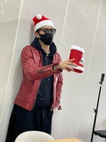 靴下ははかずに手に持つのが久保田スタイル。赤い革ジャンがサンタ気分を盛り上げる。