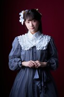 清水麻璃亜（AKB48）扮するリリィ。