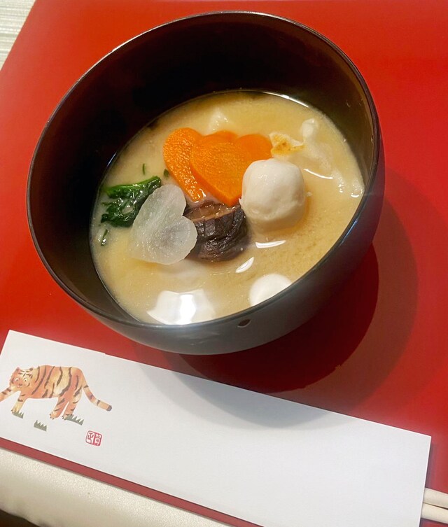 具材がハート型！ 虎の箸袋もキュート。