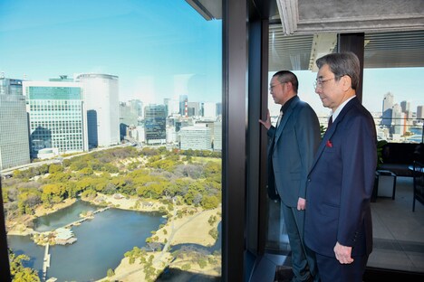 メズム東京からの景色を楽しむ尾上松緑(奥)と中村梅玉(手前)。(c)松竹