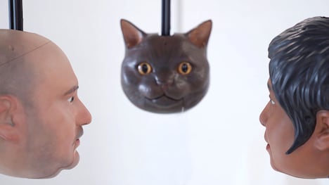 モニラ・アルカディリ&ラエド・ヤシン「吊り狂い」ビジュアル(c)Frederic Duval