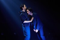 柿喰う客 新作本公演 2022「空鉄砲」より。（撮影：サギサカユウマ）