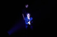 柿喰う客 新作本公演 2022「空鉄砲」より。（撮影：サギサカユウマ）