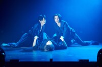 柿喰う客 新作本公演 2022「空鉄砲」より。（撮影：サギサカユウマ）