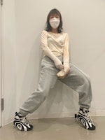 トップスが変わると、グッとフェミニンな印象に。